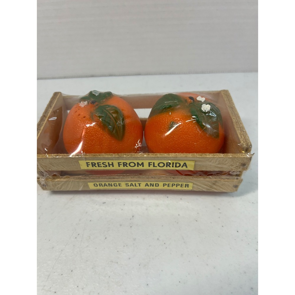 Vintage Florida Orange Salt and Pepper Shaker Set in Wooden Crate Souvenir